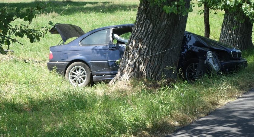 Pijany kierowca skończył jazdę na drzewie