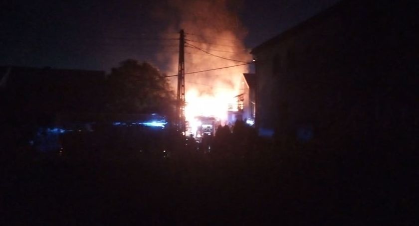 Pożar stodoły i garażu w Jeżowie Sudeckim
