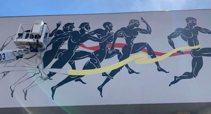 Mural zdobi wejście do Parku Sportowego Złotnicza