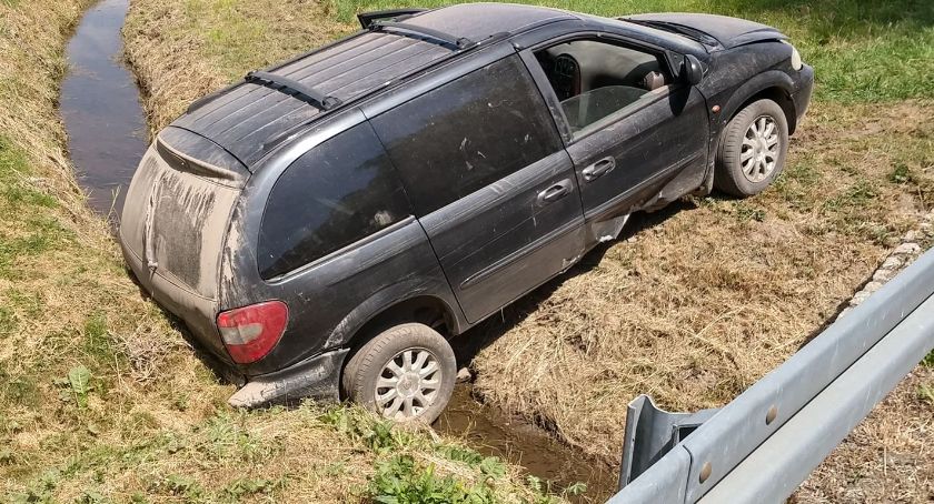W Dziwiszowie auto wypadło z drogi. Kierowca zatrzymany przez świadków.