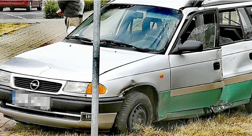 Opel wypadł z drogi. Kierowca bez prawa jazdy