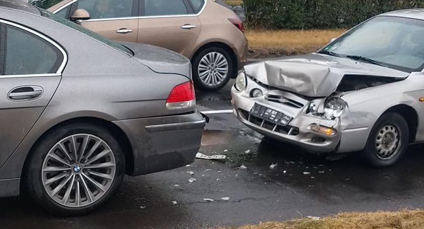 Zderzenie dwóch aut w Alei Jana Pawła