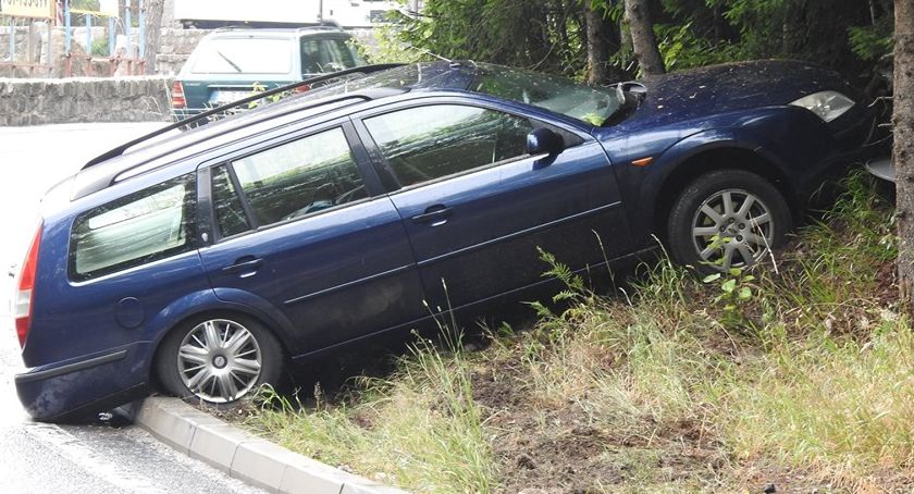 Ślisko na drogach. Pod Szklarską Porębą auto wpadło na skarpę.