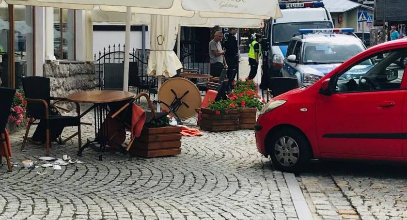 Wjechała w stoliki przy restauracji. Jedna osoba w szpitalu.