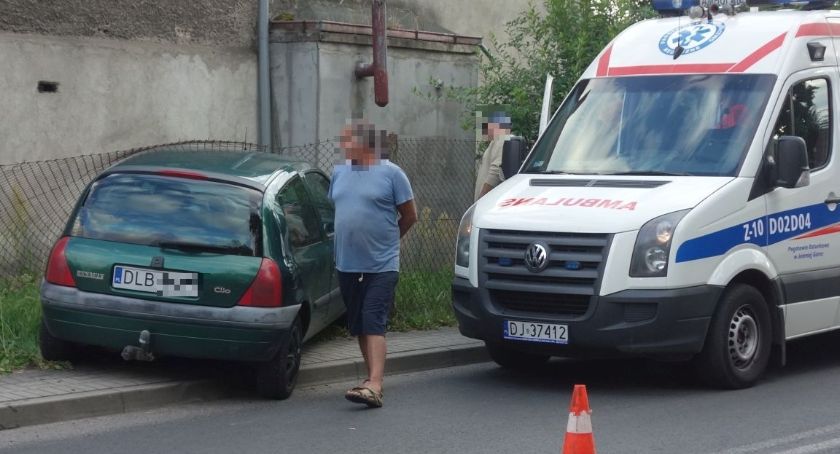 Zmęczony jazdą wjechał w ogrodzenie