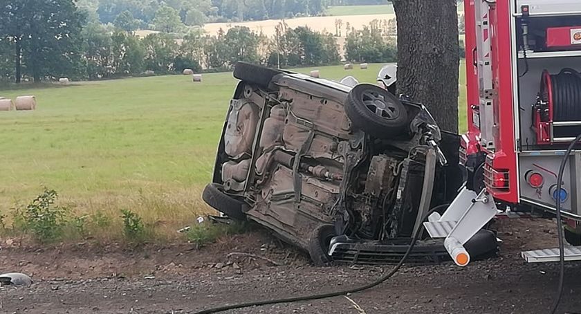Dachowanie na drodze z Radomierza do Janowic Wielkich. Jedna osoba zakleszczona w rozbitym pojeździe.