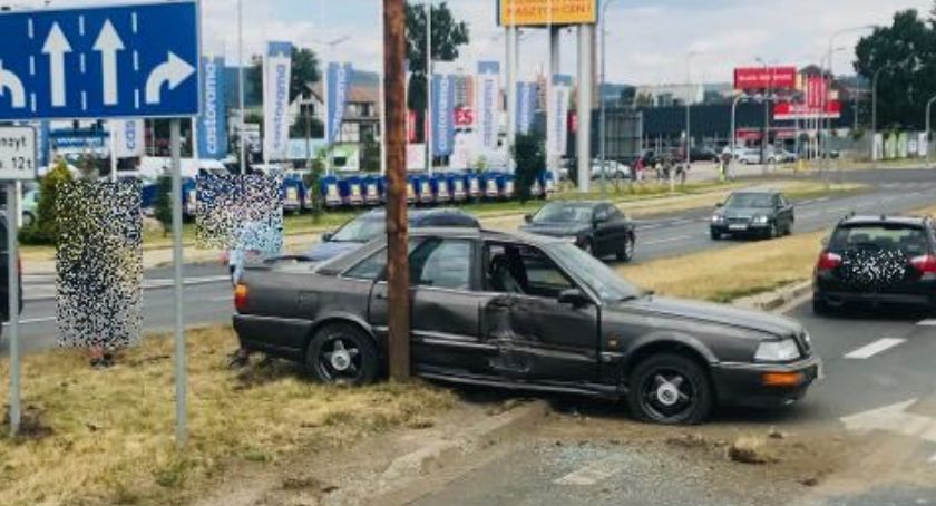 Wypadek w Alei Jana Pawła. Ciężarówka zderzyła się z autem osobowym.