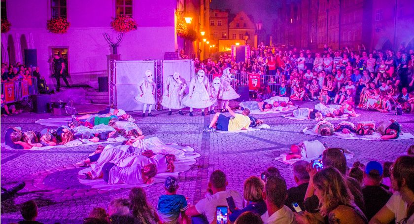 Ogromne zainteresowanie teatrami ulicznymi