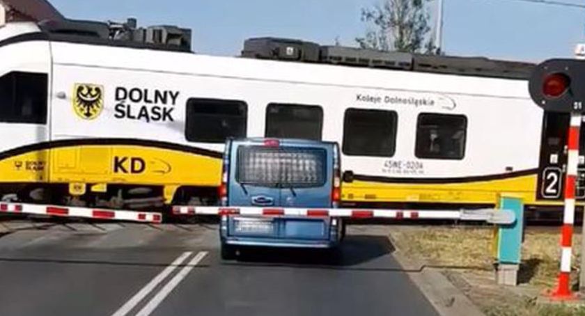 O krok od tragedii na przejeździe kolejowym w Wykrotach