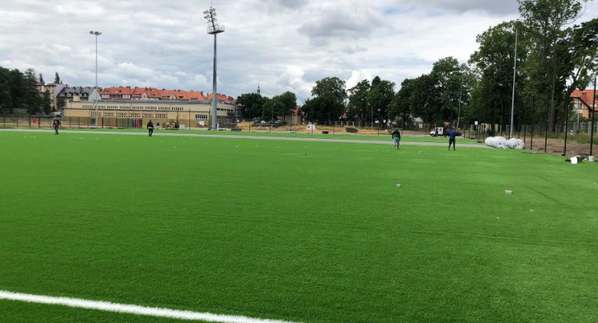 Boczne boisko w Parku Sportowym Złotnicza prawie gotowe