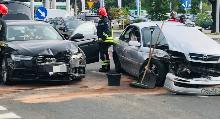 Zderzenie dwóch aut na ulicy Grunwaldzkiej w Jeleniej Górze