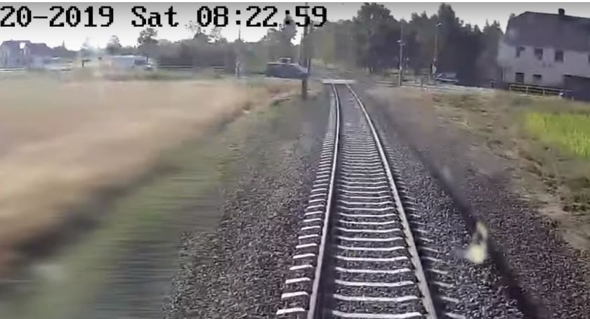 Bus utknął na przejeździe kolejowym - zobacz nagranie z perspektywy maszynisty!