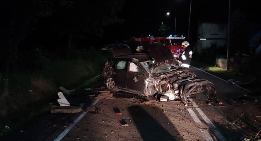 Nocny wypadek pod Mirskiem. Kierowca zbiegł.
