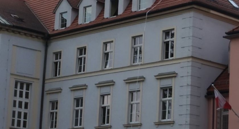 Więzień uciekł z aresztu w Jeleniej Górze. Trwa obława policyjna.
