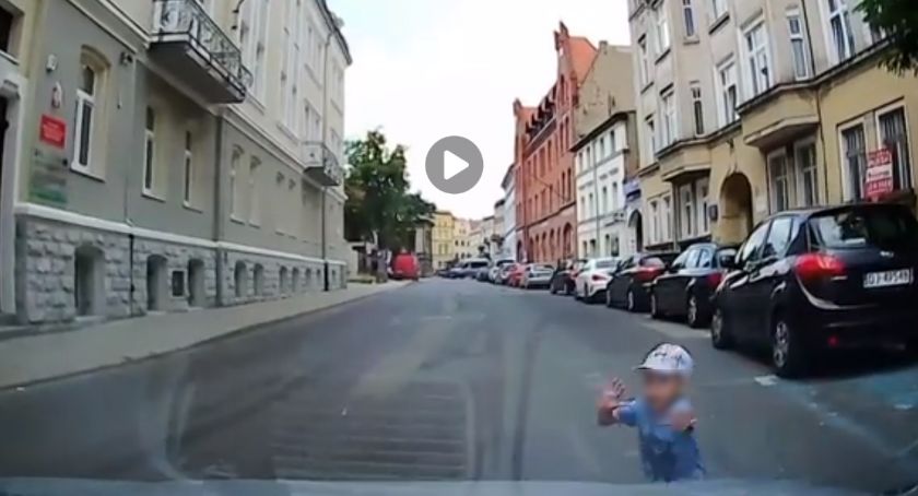 Dziecko wbiegło pod nadjeżdżający samochód...