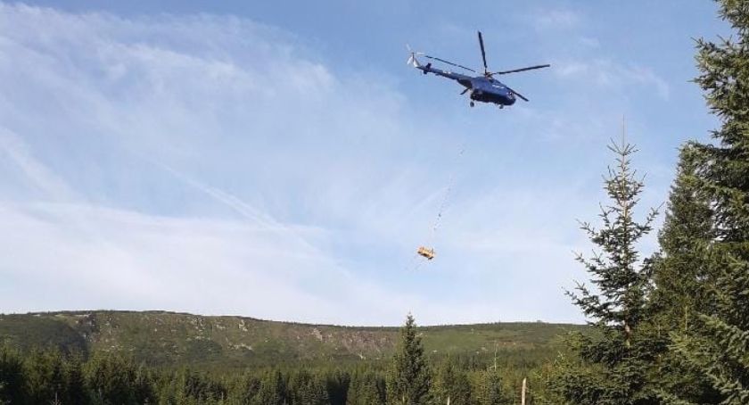 Transportowy śmigłowiec nad Karkonoszami