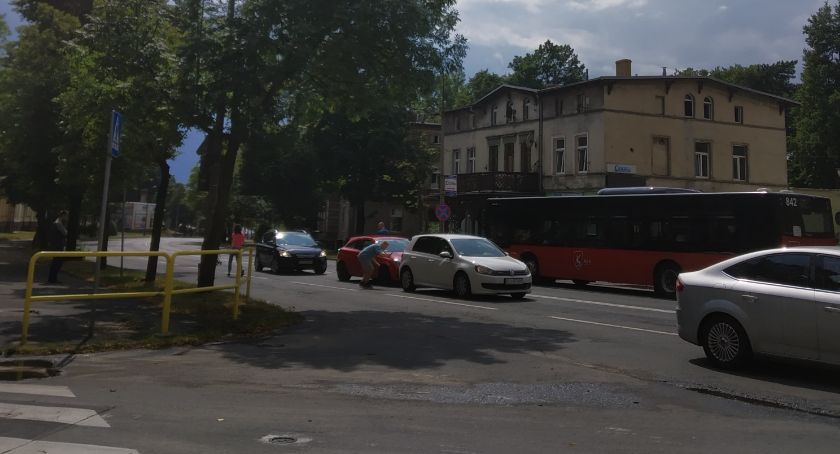 Zderzenie trzech aut na ul. Wolności