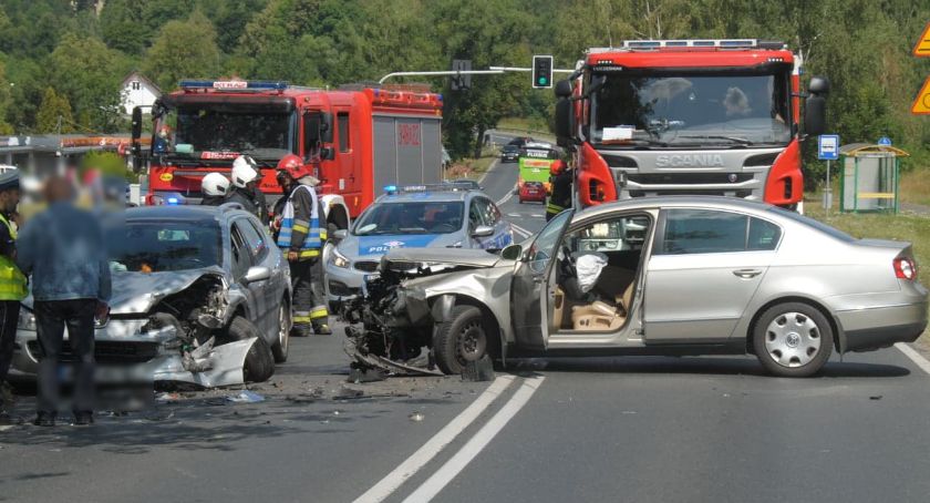 Czołowe zderzenie na Sudeckiej. Droga zablokowana