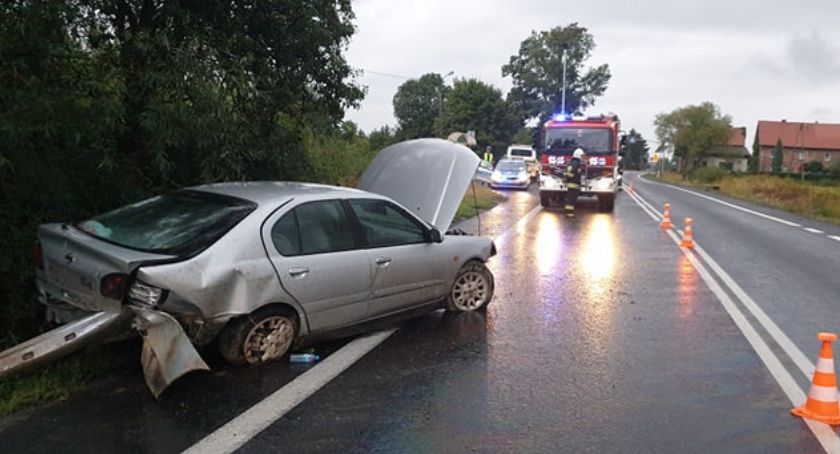 Na wysokości Siedlęcina auto wpadło na bariery