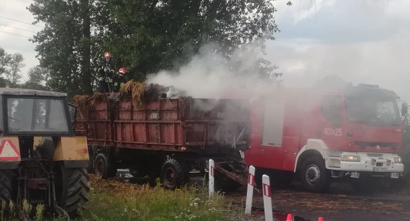 Ciągnik z płonącą naczepą uderzył w audi