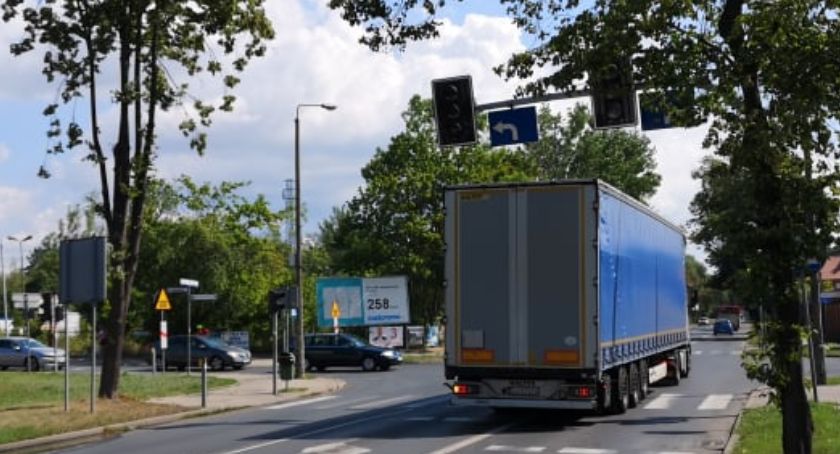 Problemy na skrzyżowaniu ulic Lubańskiej i Sobieszowskiej