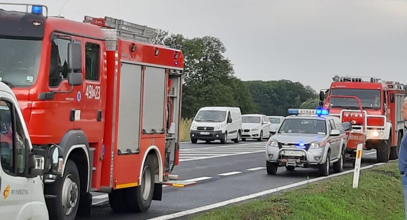 Zderzenie trzech pojazdów na DK30. Są ranni