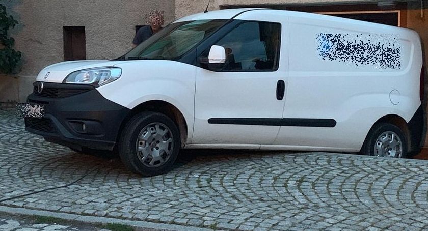 Na Placu Zdrojowym auto spadło ze schodów