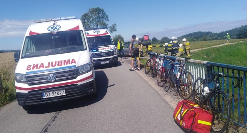 Dwóch rowerzystów potrąconych przez samochód. Jeden przygnieciony przez auto jest w ciężkim stanie.