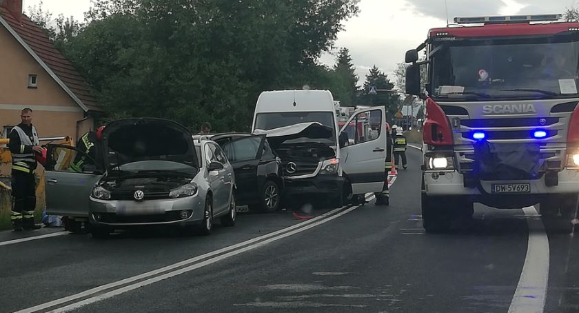 Zderzenie trzech aut w Siedlęcinie. Utrudnienia w ruchu.