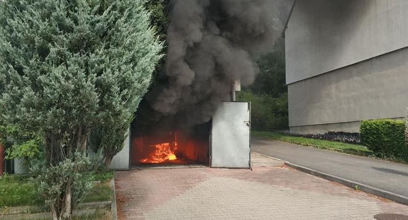 Leśna : W garażu spłonął samochód