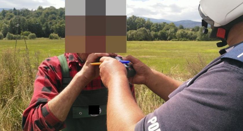 Pijany rowerzysta zatrzymany do kontroli z zapasem wyskokowych napojów na bagażniku.