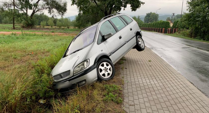 Samochód w rowie. Zagraża bezpieczeństwu
