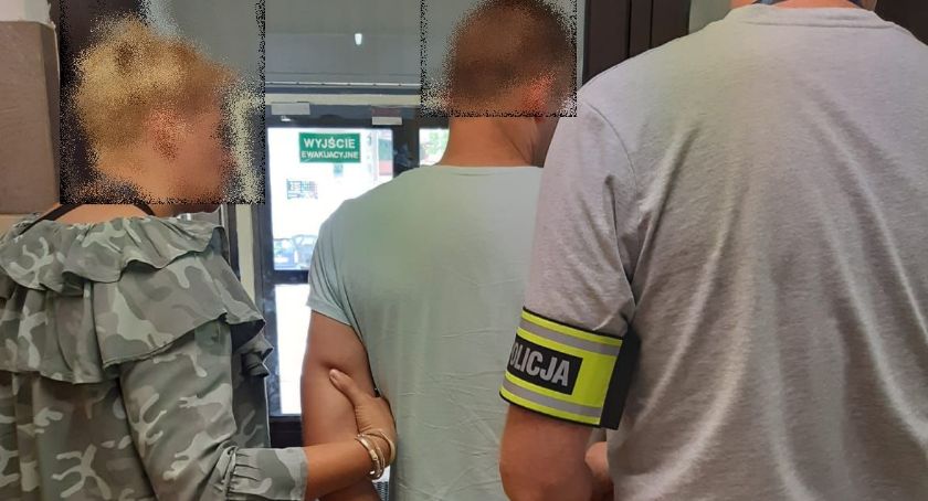 Okradli pokrzywdzonego i zmusili do podpisania umowy na sprzedaż auta