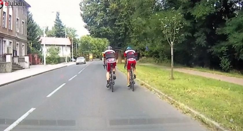 Czy rowerzyści na drodze mogą jechać obok siebie? 