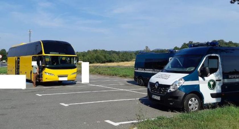 Jeden kierowca i dwie karty w tachografie autokaru