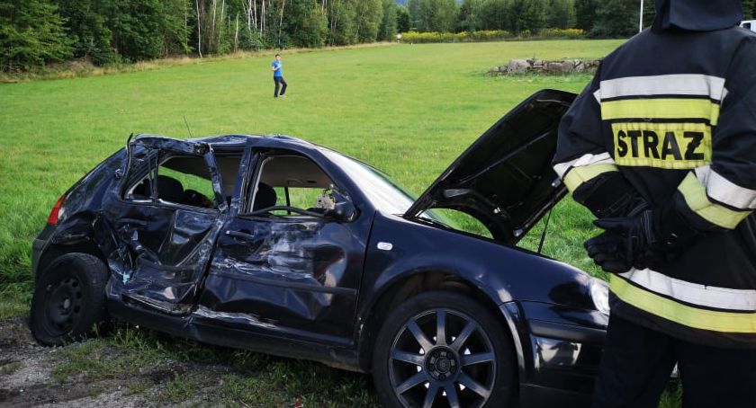 Wypadek w Podgórzynie. Golf zderzył się z betoniarką