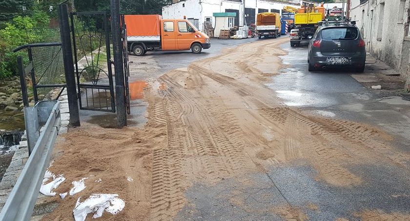 Paliwo z baku ciągnika dostało się do strumienia