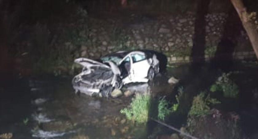Auto wpadło do rzeki. Kierowca zginął na miejscu.