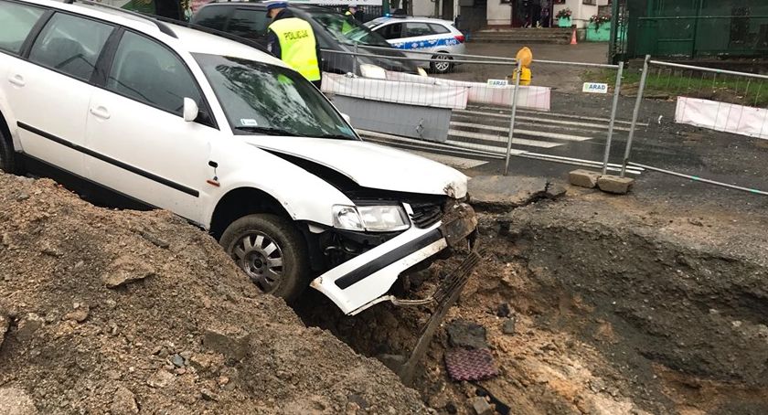 Na ulicy Sudeckiej auto wpadło do wykopu