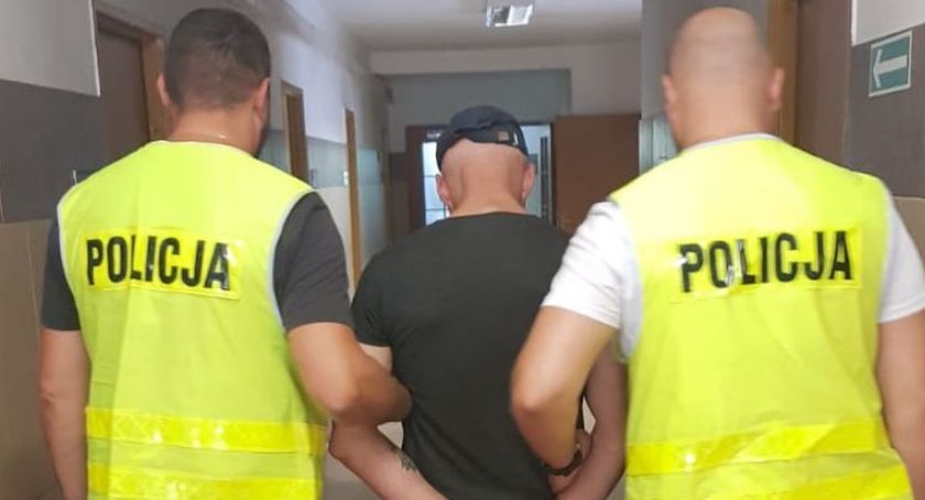Napastnicy napadli na niego i przetrzymywali przez 2 dni. Wszyscy zostali zatrzymani przez policjantów.