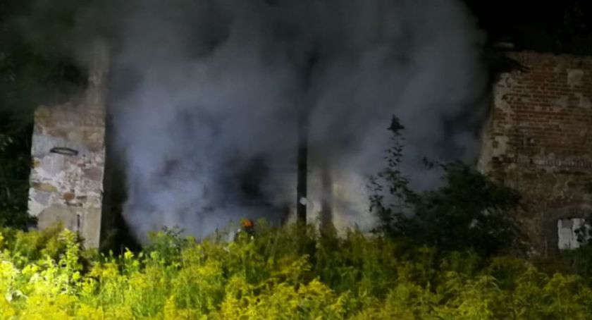 Pożar pustostanu. W akcji kilka jednostek straży pożarnej