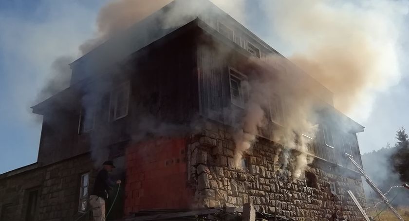 Pożar budynku na Przełęczy Karkonoskiej