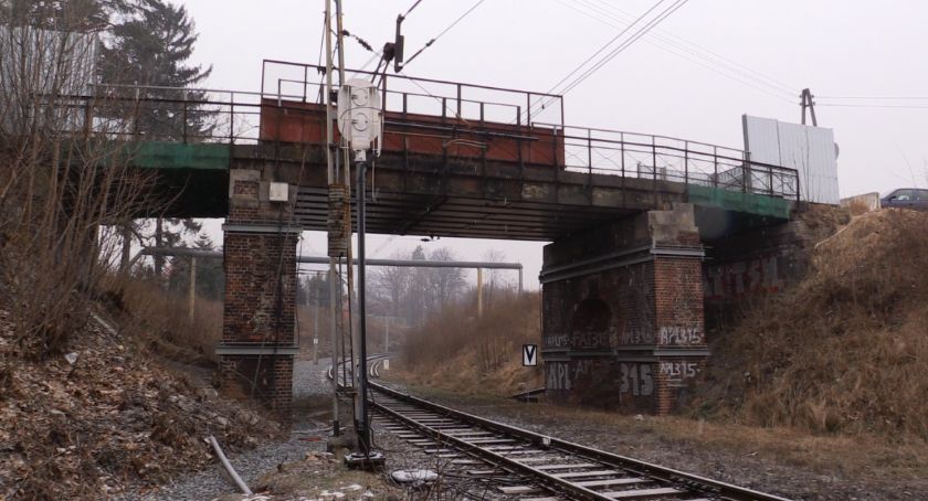 Ruszają prace przy rozbiórce wiaduktu w Piechowicach