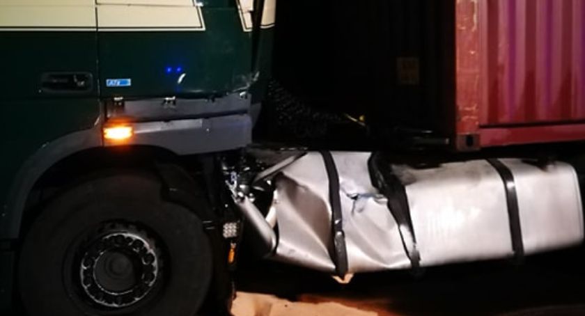 TiR rozbił się na barierkach pod Szklarską Porębą. Dwieście litrów paliwa wyciekło na jezdnię.