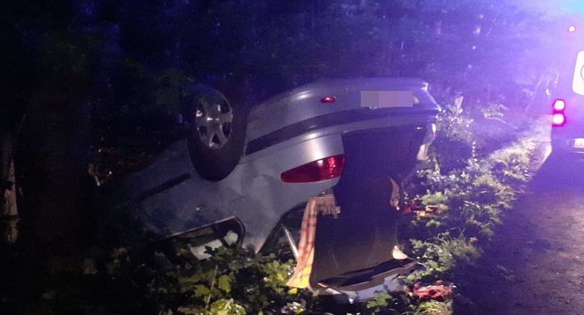 Samochód osobowy wypadł z drogi i dachował