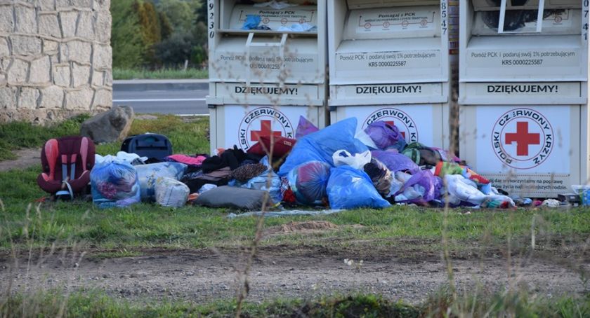 Ubrania z kontenera rozrzucone na drodze