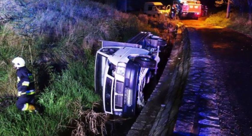 Auto wpadło do potoku. Kierowca porzucił je i uciekł.