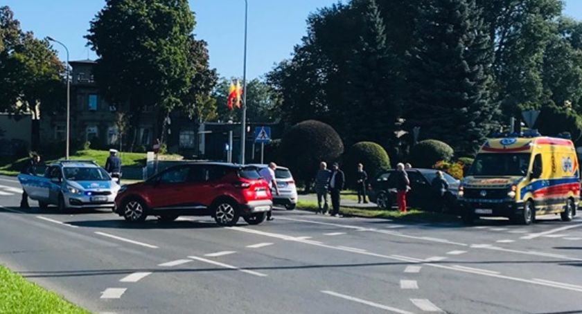 Wjechał na skrzyżowanie na czerwonym świetle i doprowadził do zderzenia
