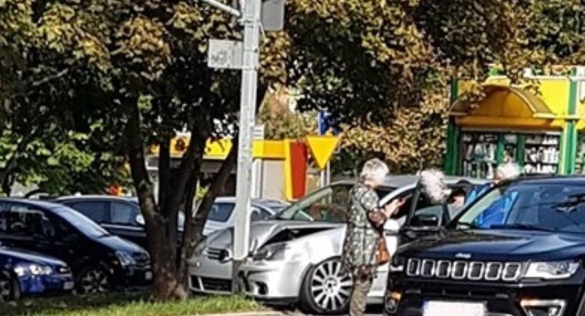 Wjechał w słup tuż przy przystanku autobusowym