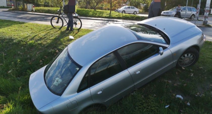 Auto bez kierowcy stoczyło się do rowu